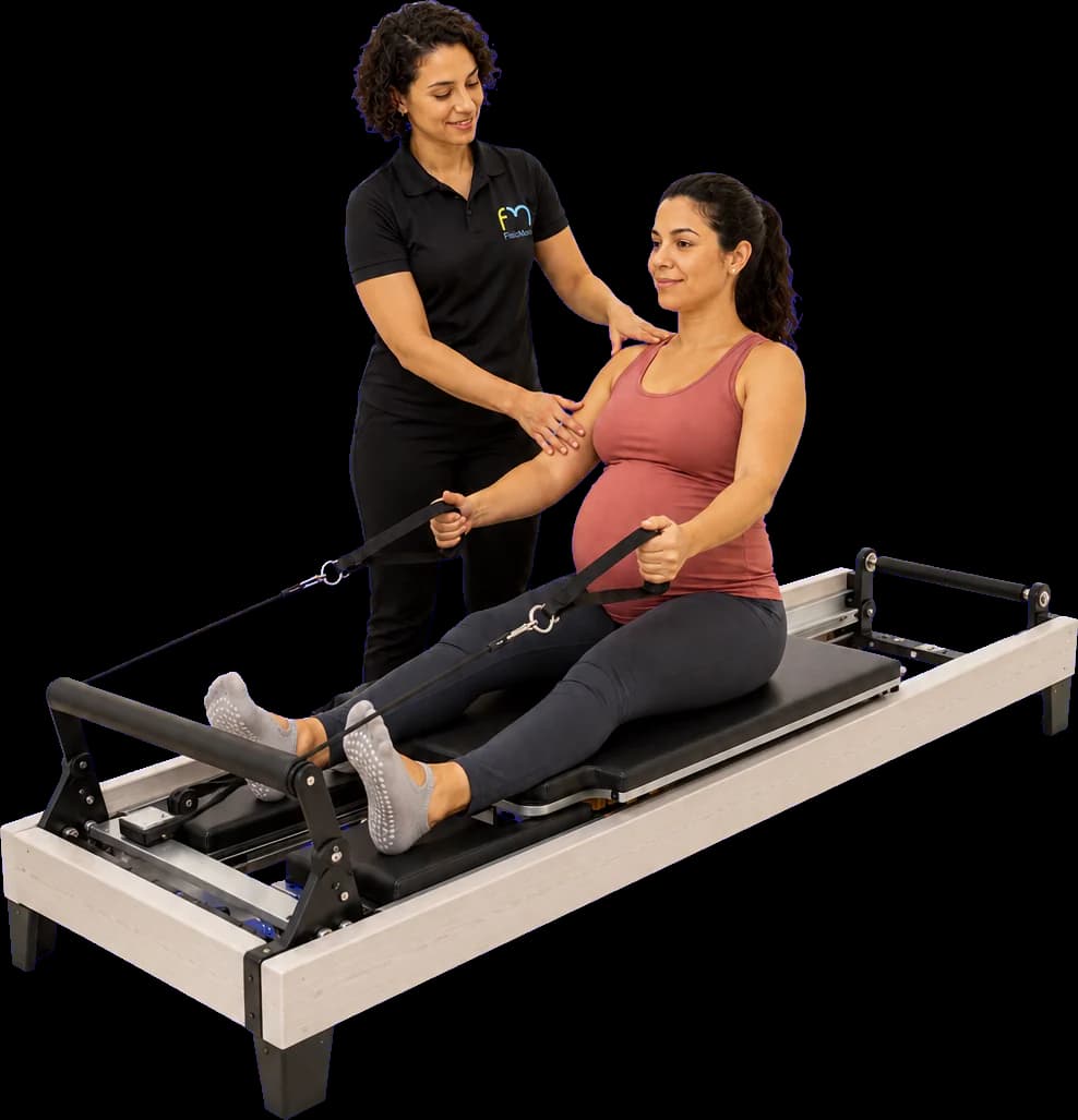 Gestante em exercício no reformer de Pilates com acompanhamento da equipe FisioMove