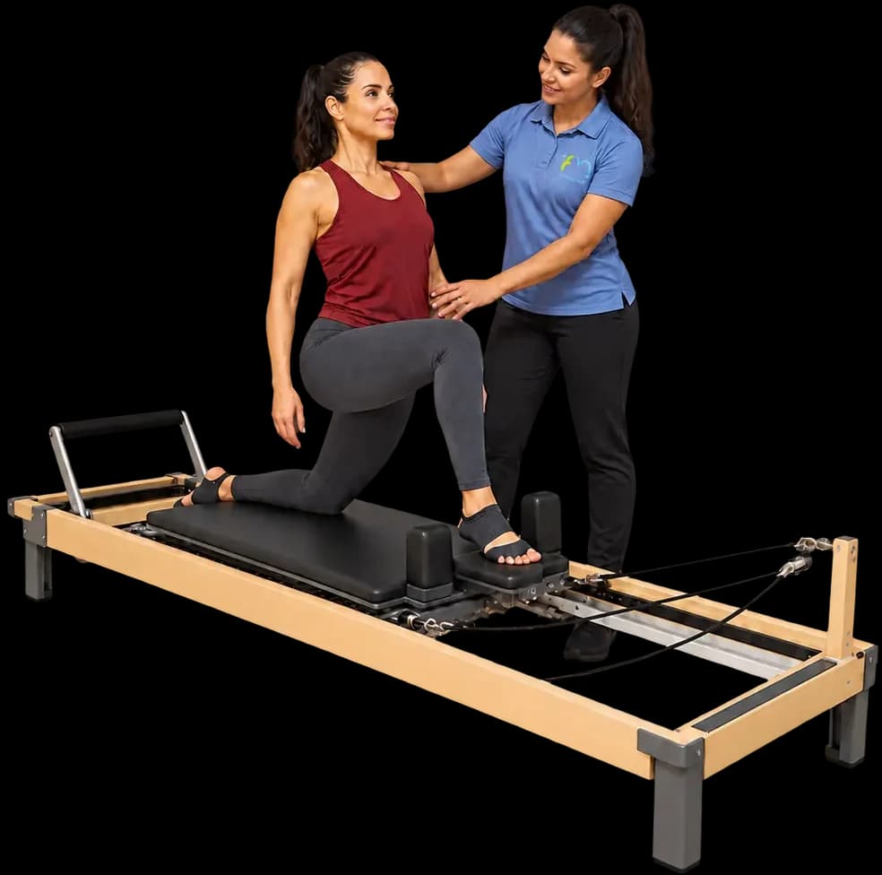 Paciente em aula de Pilates no reformer com acompanhamento da equipe FisioMove